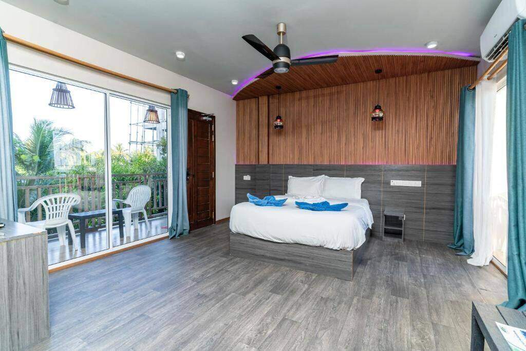 Island Villa Ukulhas Maldives - room with balcony and garden view